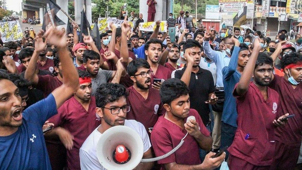 ජනාධිපති රාජපක්ෂ එක්සත් ජනපදයේ හා ජාමූඅ කප්පාදු විධානයන් ක්‍රියාත්මක කිරීම සඳහා රනිල් වික්‍රමසිංහ අගමැති ලෙස පත්කරයි.