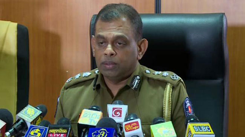 නියෝජ්‍ය පොලිස් පති දේශබන්දු තෙන්නකෝන් ට ජනතාව එළව එළවා පහර දෙති.