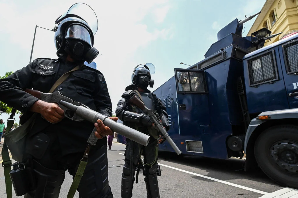 ජනතාවට වෙඩි තබන්නැයි ආරක්ෂක ආමාත්‍යංශය නියෝග කරයි.