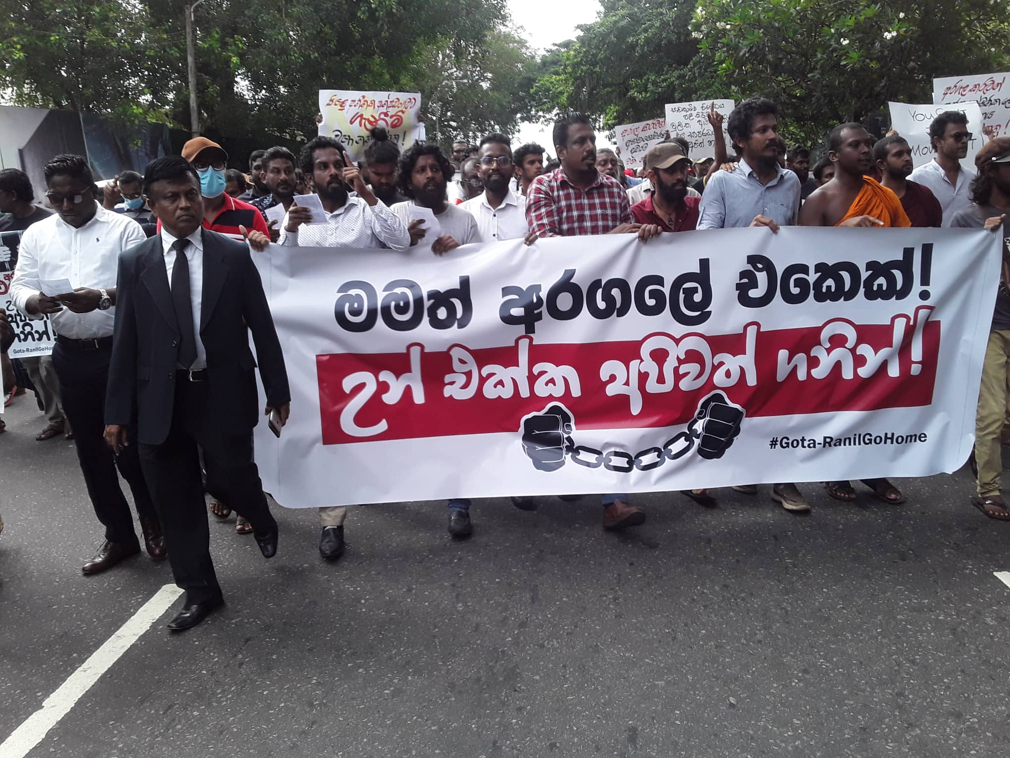 පොලිසිය අල්ලන්නට තැත් කළ අරගලකරුවන් 07ක් අද මරදාන පොලිසියට බාර වෙති
