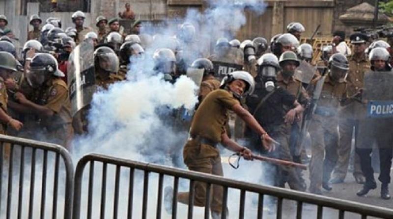 පොලිස් මුලස්ථානය වට කළ අරගලකරුවන්ට කදුගෑස් ප්‍රහාර.