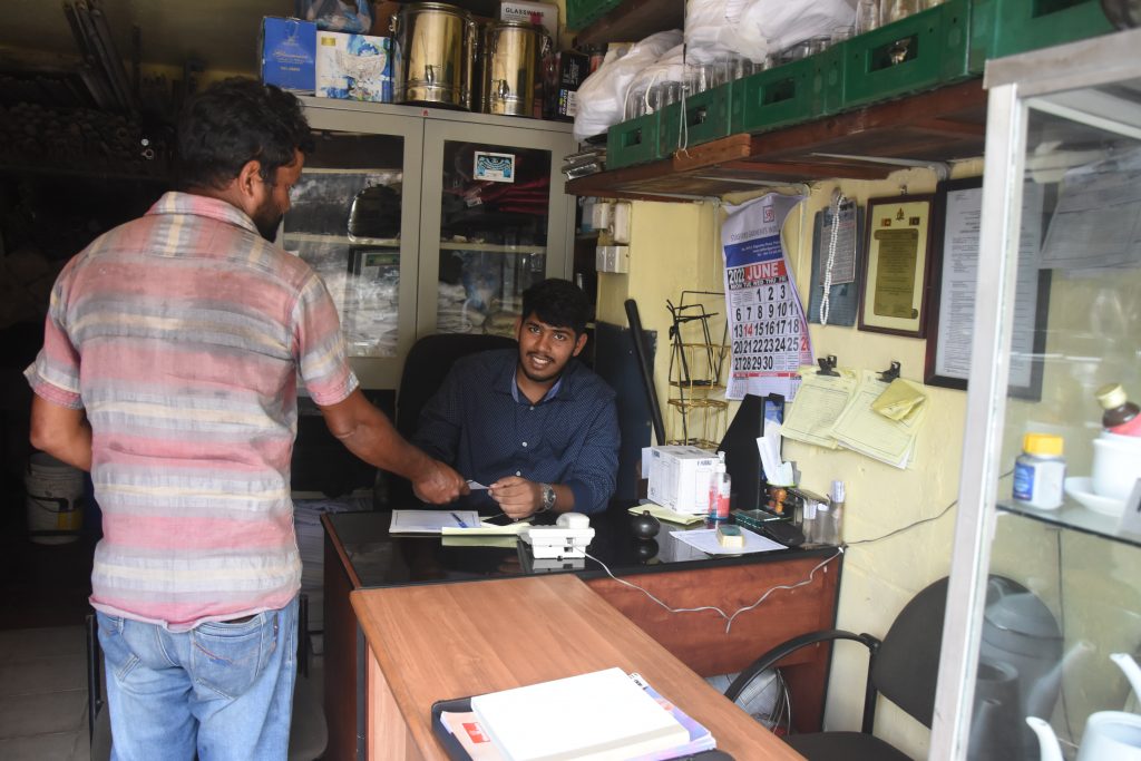 ගෝඨාභය -රනිල් කුමන්ත්‍රණයට එරෙහිව අත්පත්‍රිකා බෙදයි.