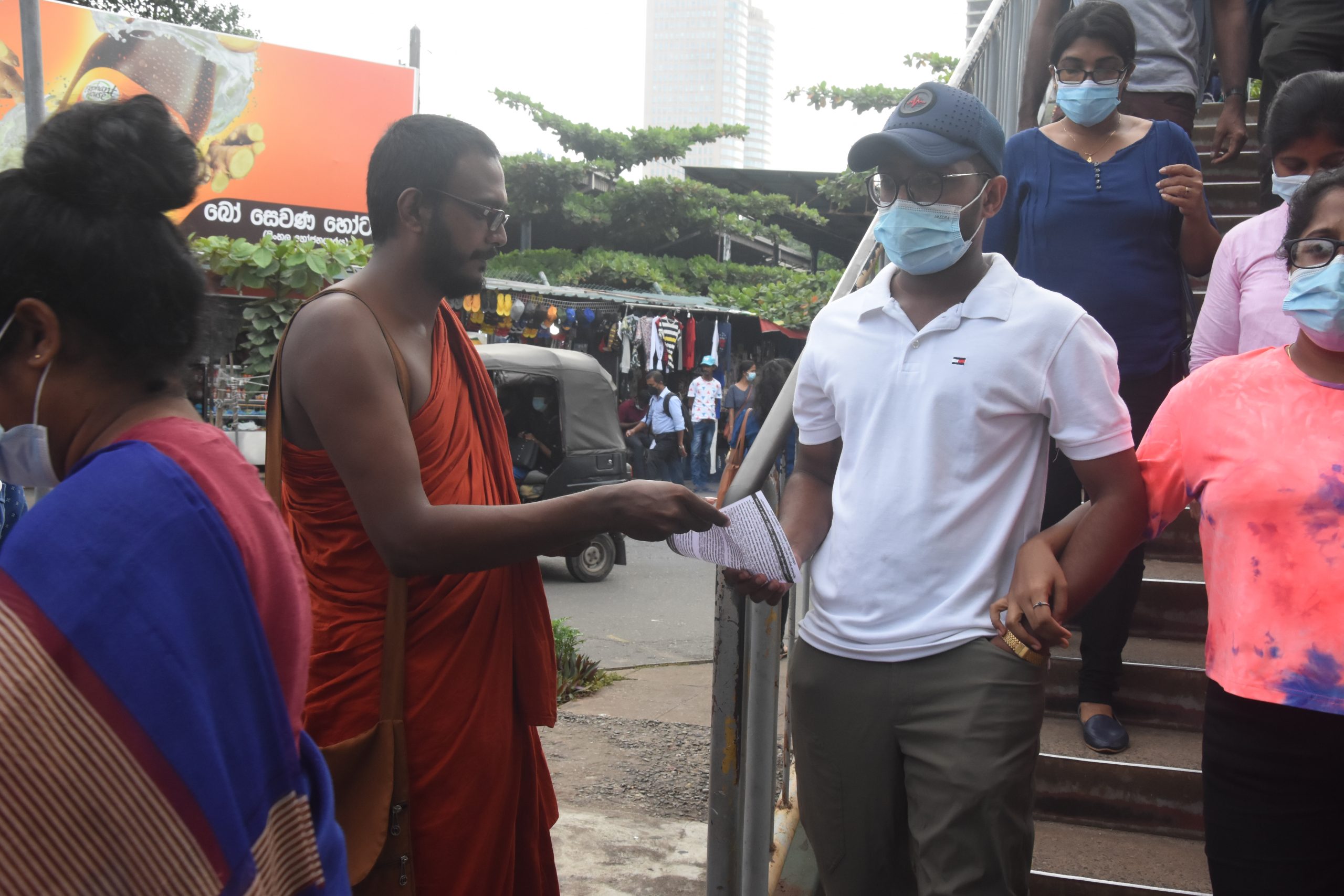 ගෝඨාභය -රනිල් කුමන්ත්‍රණයට එරෙහිව අත්පත්‍රිකා බෙදයි.