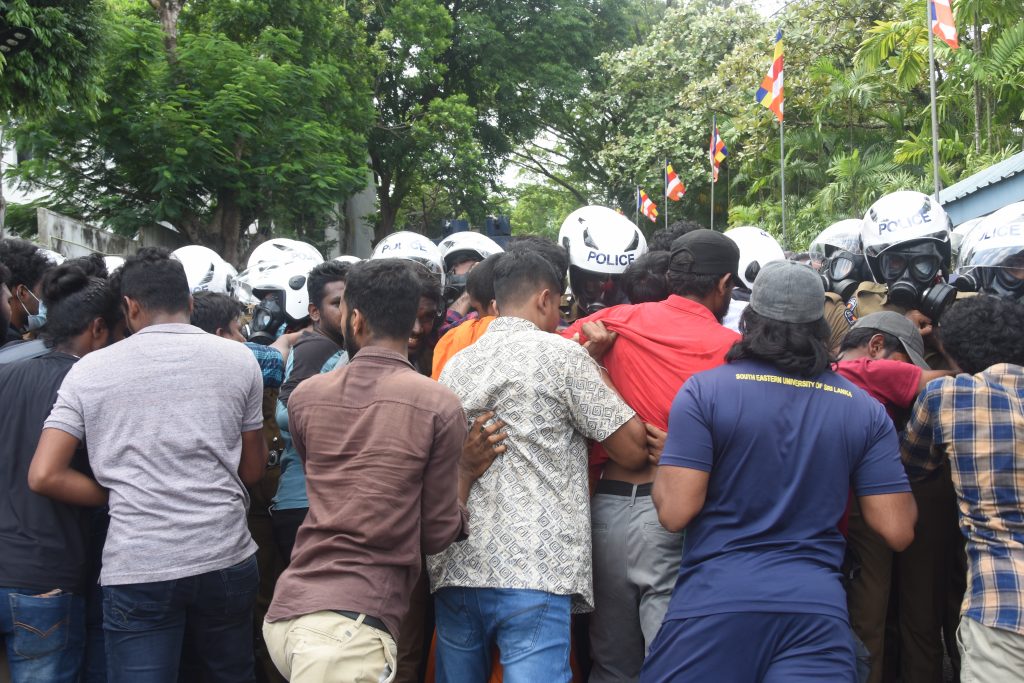 අන්තරය සාකච්ජාවක් ඉල්ලද්දී ,පොලිසියෙන් කදුගෑස්.