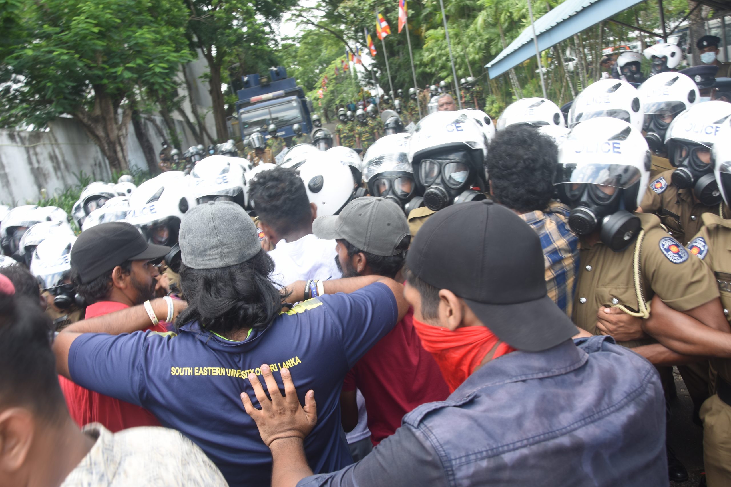 අන්තරය සාකච්ජාවක් ඉල්ලද්දී ,පොලිසියෙන් කදුගෑස්.