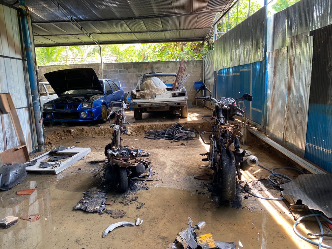 මැරයෝ අරගලකරුවගේ දේපළ ගිනිබත් කරති.