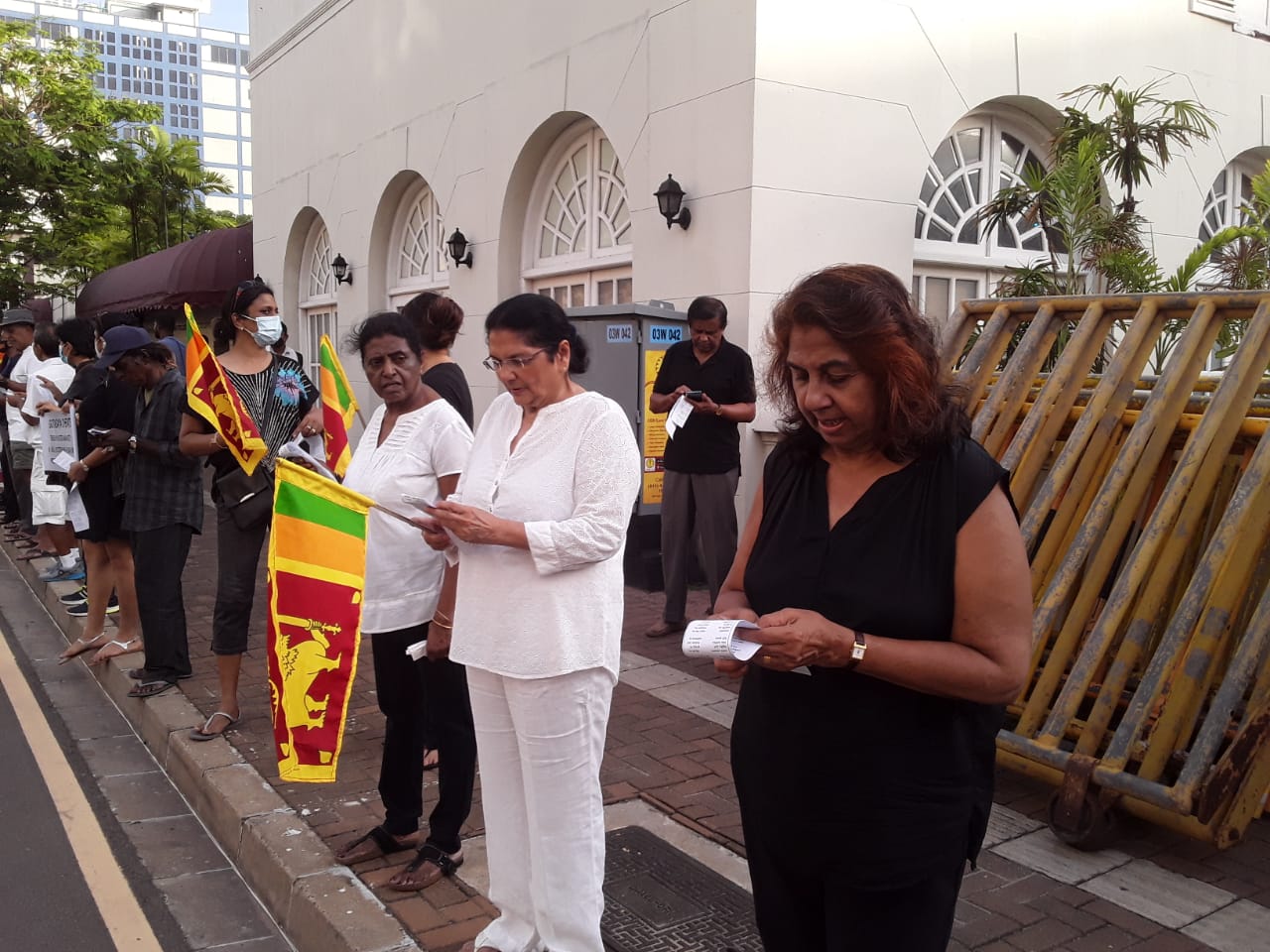ගෝඨා -රනිල් ආණ්ඩුව පැන්නීමට , ජනතාව අත්වැල් බැදගනී.