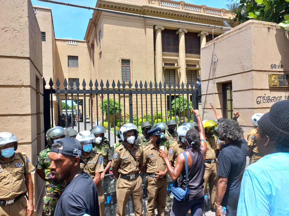 ජනාධිපති ලේකම් කාර්යාලය අවහිර කළ 19 ක් අත්අඩංගුවට.