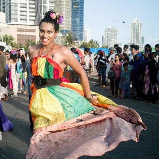 අරගලයේ රාමු බිඳින පොටෝ ගන්න තාත්තයි දුවයි.
