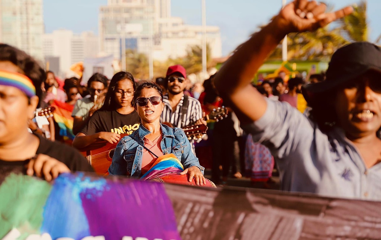 අරගලයේ රාමු බිඳින පොටෝ ගන්න තාත්තයි දුවයි.