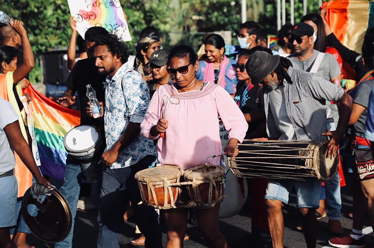 අරගලයේ රාමු බිඳින පොටෝ ගන්න තාත්තයි දුවයි.