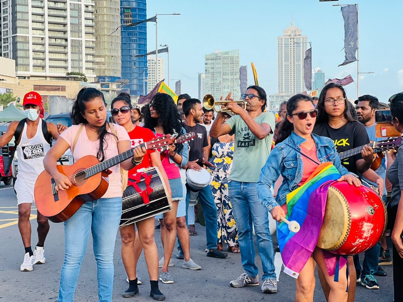 අරගලයේ රාමු බිඳින පොටෝ ගන්න තාත්තයි දුවයි.