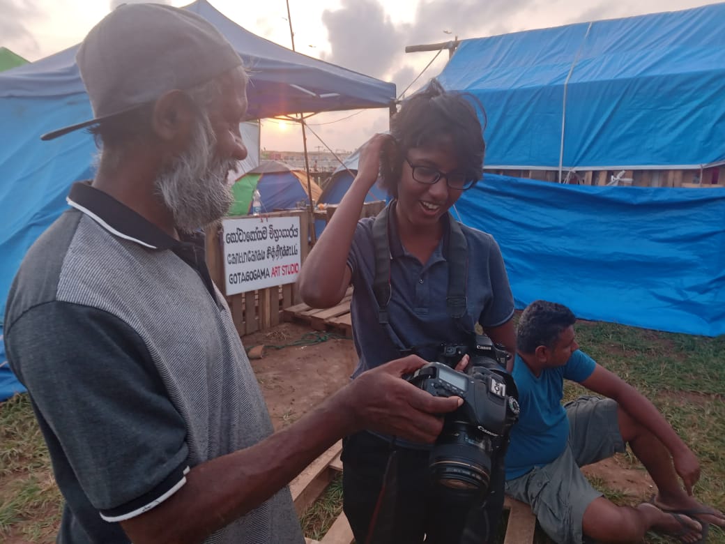 අරගලයේ රාමු බිඳින පොටෝ ගන්න තාත්තයි දුවයි.