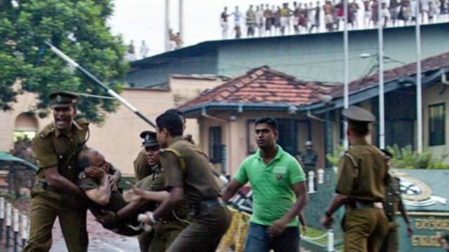 ප්රධාන ජේලර් ඉදිරි පිට රැදවියෙකුට රැදවියෙක් පහර දෙයි In front of the chief jailer, a prisoner attacks a prisoner