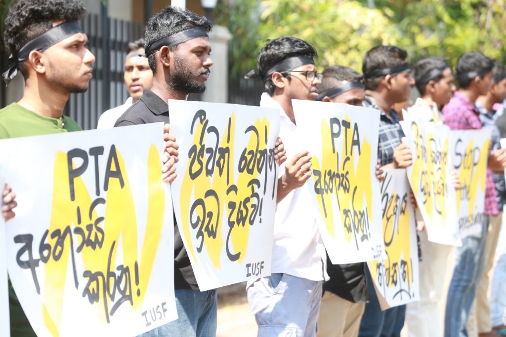 මුදලිට ඇප නියම කරන්නැයි විරෝධතාකරුවෝ නීතිපතිගෙන් ඉල්ලති මුදලිට ඇප නියම කරන්නැයි විරෝධතාකරුවෝ නීතිපතිගෙන් ඉල්ලති
