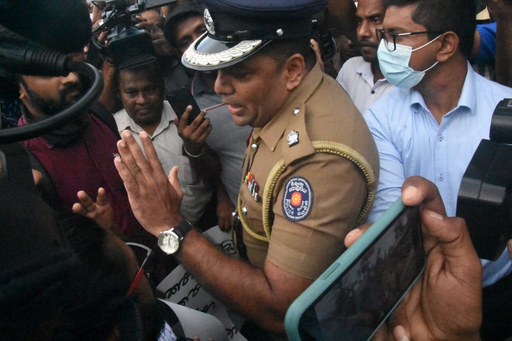 අරගලයේ දි මිය ගිය වුන් ගේ සැමරුමට පොලිසියෙන් බාධා අරගලයේ දි මිය ගිය වුන් ගේ සැමරුමට පොලිසියෙන් බාධා