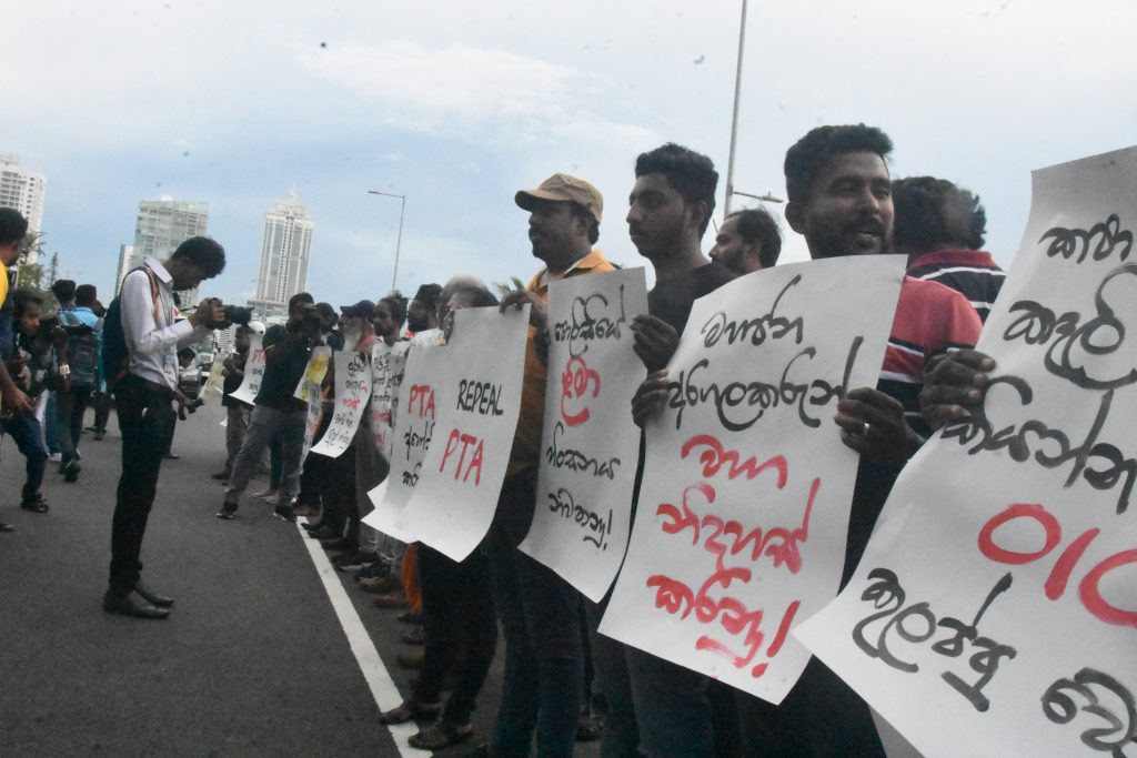 අරගලයේ දි මිය ගිය වුන් ගේ සැමරුමට පොලිසියෙන් බාධා අරගලයේ දි මිය ගිය වුන් ගේ සැමරුමට පොලිසියෙන් බාධා