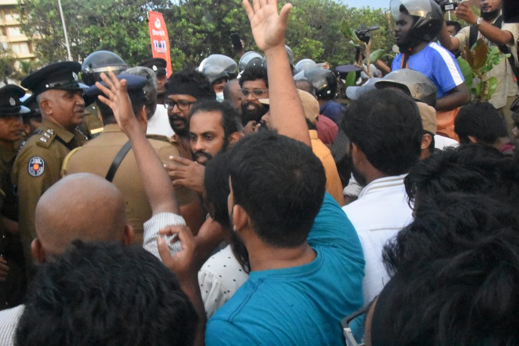 අරගලයේ දි මිය ගිය වුන් ගේ සැමරුමට පොලිසියෙන් බාධා අරගලයේ දි මිය ගිය වුන් ගේ සැමරුමට පොලිසියෙන් බාධා