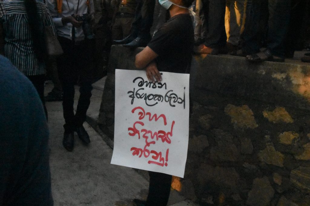 අරගලයේ දි මිය ගිය වුන් ගේ සැමරුමට පොලිසියෙන් බාධා අරගලයේ දි මිය ගිය වුන් ගේ සැමරුමට පොලිසියෙන් බාධා