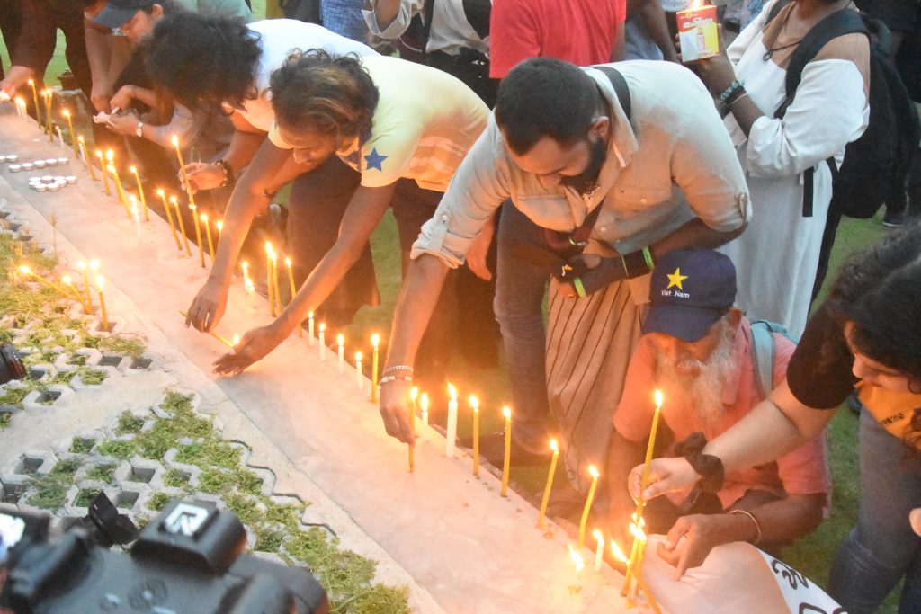අරගලයේ දි මිය ගිය වුන් ගේ සැමරුමට පොලිසියෙන් බාධා අරගලයේ දි මිය ගිය වුන් ගේ සැමරුමට පොලිසියෙන් බාධා