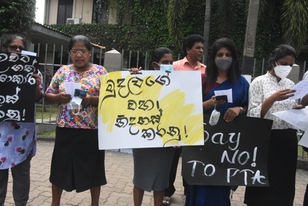 ත්රස්ත පනත අහෝසි කරන්නැයි ආචාර්යවරු සහ සිසුන් ඉල්ලති ත්රස්ත පනත අහෝසි කරන්නැයි ආචාර්යවරු සහ සිසුන් ඉල්ලති