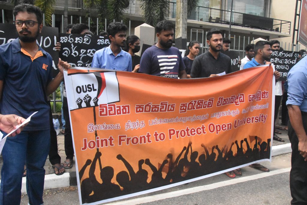 ත්රස්ත පනත අහෝසි කරන්නැයි ආචාර්යවරු සහ සිසුන් ඉල්ලති ත්රස්ත පනත අහෝසි කරන්නැයි ආචාර්යවරු සහ සිසුන් ඉල්ලති
