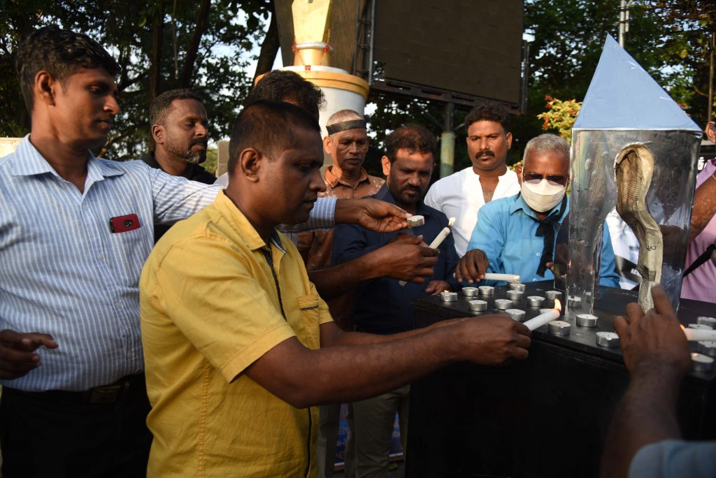 නැගෙනහිර සහ දකුණ යා කළ මාධ්ය සැමරුම නැගෙනහිර සහ දකුණ යා කළ මාධ්ය සැමරුම