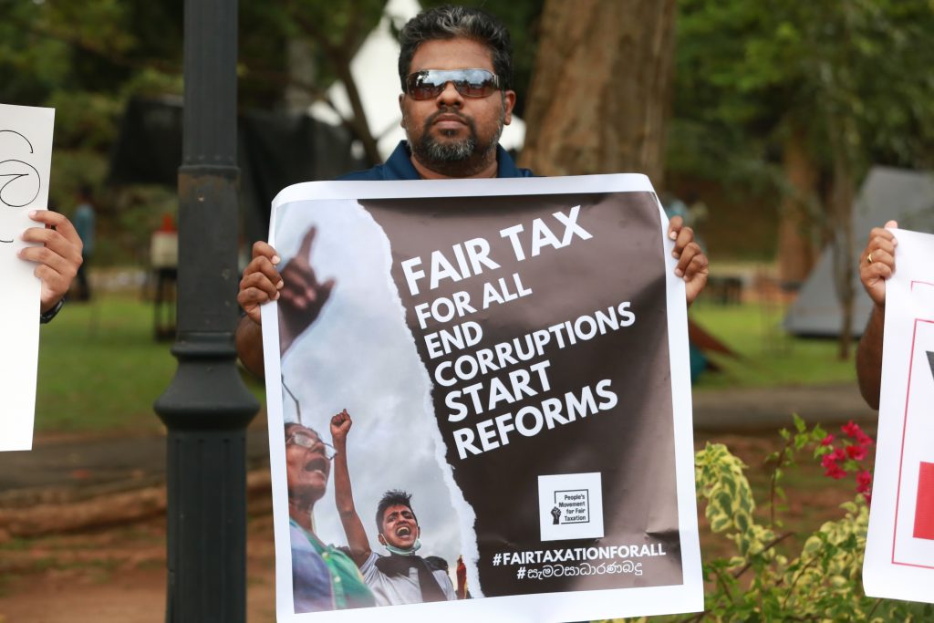 බදු වෙනුවට දඩ ගැසීමට එරෙහිව වෘත්තිකයන් නැගි සිටි බදු වෙනුවට දඩ ගැසීමට එරෙහිව වෘත්තිකයන් නැගි සිටි