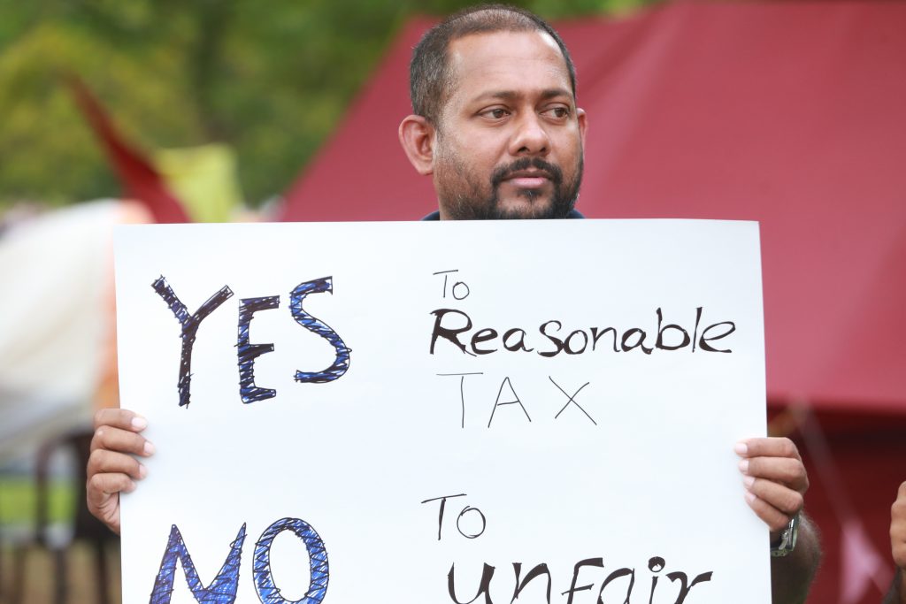 බදු වෙනුවට දඩ ගැසීමට එරෙහිව වෘත්තිකයන් නැගි සිටි බදු වෙනුවට දඩ ගැසීමට එරෙහිව වෘත්තිකයන් නැගි සිටි
