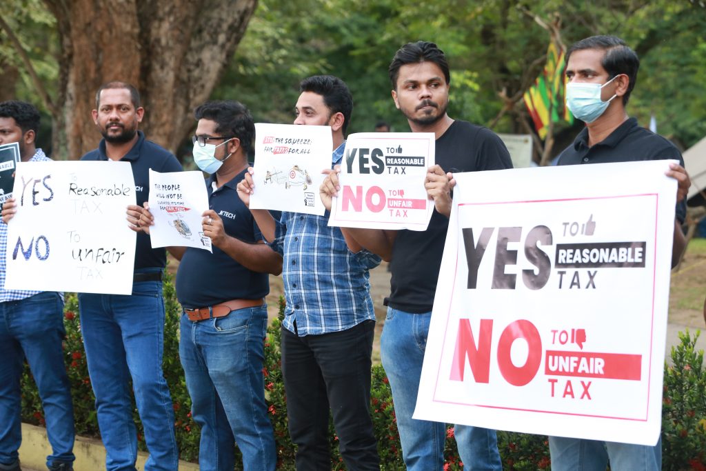 බදු වෙනුවට දඩ ගැසීමට එරෙහිව වෘත්තිකයන් නැගි සිටි බදු වෙනුවට දඩ ගැසීමට එරෙහිව වෘත්තිකයන් නැගි සිටි