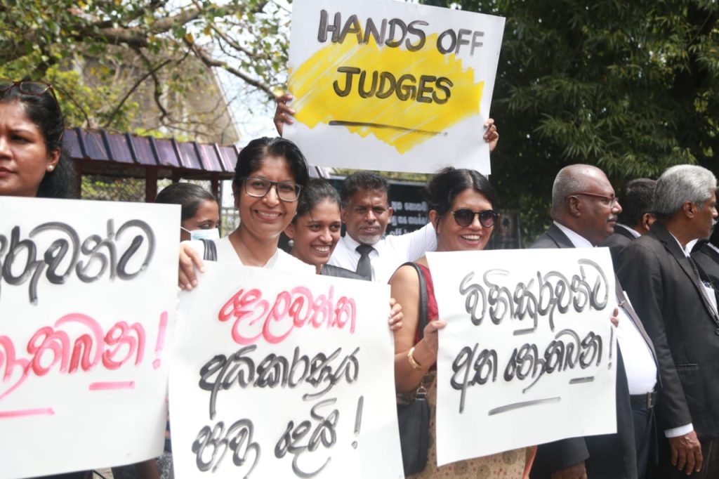 අධිකරණයට අත නොතබන්නැයි නීතිඥවරු ඉල්ලති