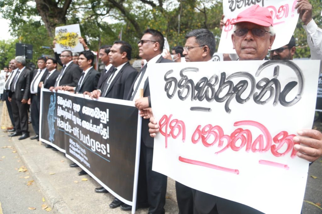 අධිකරණයට අත නොතබන්නැයි නීතිඥවරු ඉල්ලති
