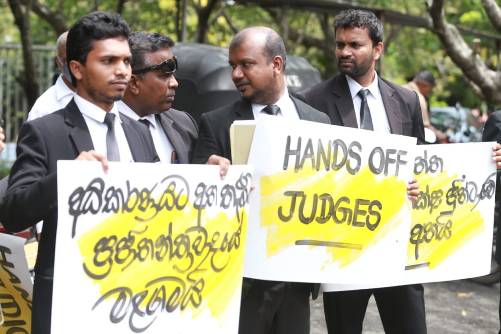 අධිකරණයට අත නොතබන්නැයි නීතිඥවරු ඉල්ලති