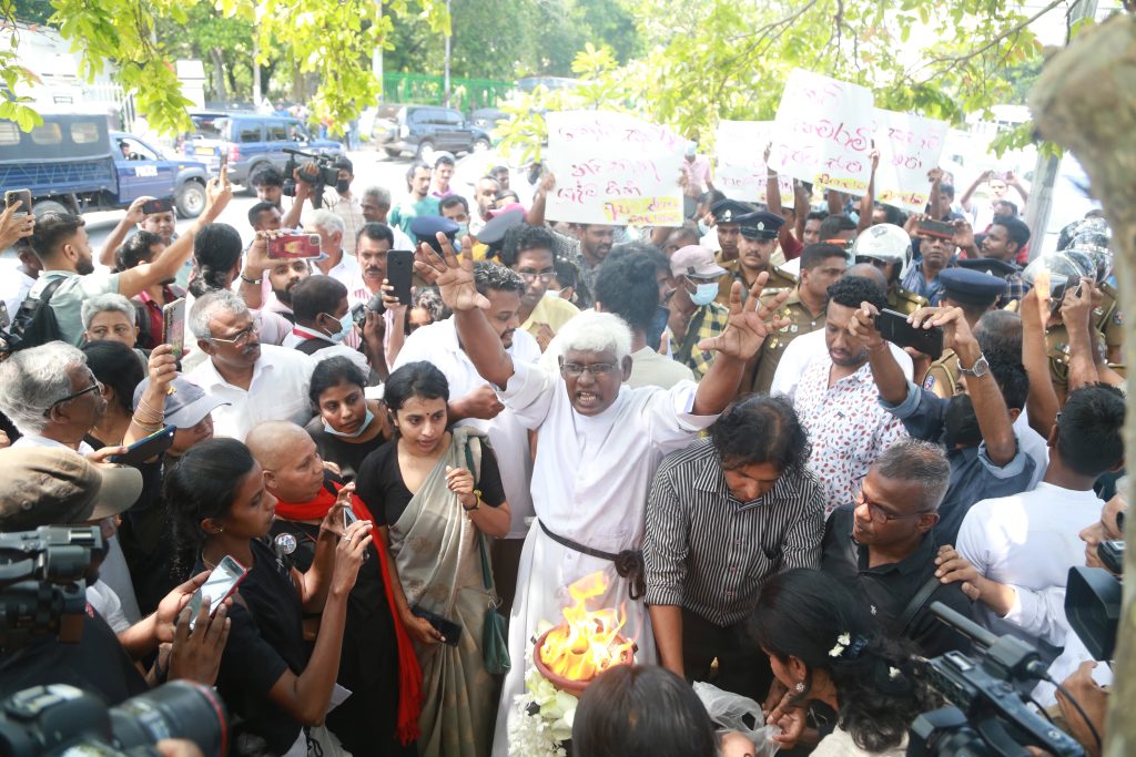 මුල්ලිවයික්කාල් සැමරුමට සිංහල බෞද්ධ ස්වෝත්තමවාදී මැරයෝ හරස් වෙති මුල්ලිවයික්කාල් සැමරුමට සිංහල බෞද්ධ ස්වෝත්තමවාදී මැරයෝ හරස් වෙති