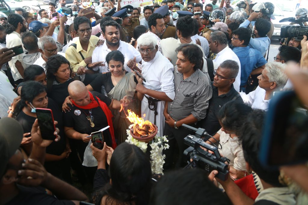 මුල්ලිවයික්කාල් සැමරුමට සිංහල බෞද්ධ ස්වෝත්තමවාදී මැරයෝ හරස් වෙති මුල්ලිවයික්කාල් සැමරුමට සිංහල බෞද්ධ ස්වෝත්තමවාදී මැරයෝ හරස් වෙති