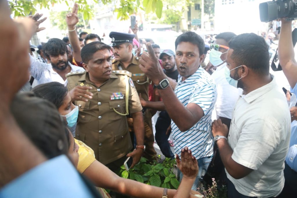 මුල්ලිවයික්කාල් සැමරුමට සිංහල බෞද්ධ ස්වෝත්තමවාදී මැරයෝ හරස් වෙති මුල්ලිවයික්කාල් සැමරුමට සිංහල බෞද්ධ ස්වෝත්තමවාදී මැරයෝ හරස් වෙති