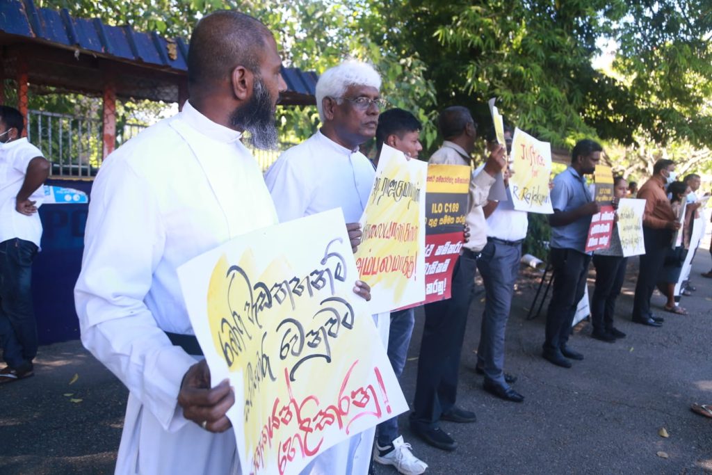 රාජ්කුමාරිගේ ඝාතකයන් වහා හෙළි කරන්නැයි විරෝධතාකරුවෝ ආණ්ඩුවට බල කරති රාජ්කුමාරිගේ ඝාතකයන් වහා හෙළි කරන්නැයි විරෝධතාකරුවෝ ආණ්ඩුවට බල කරති