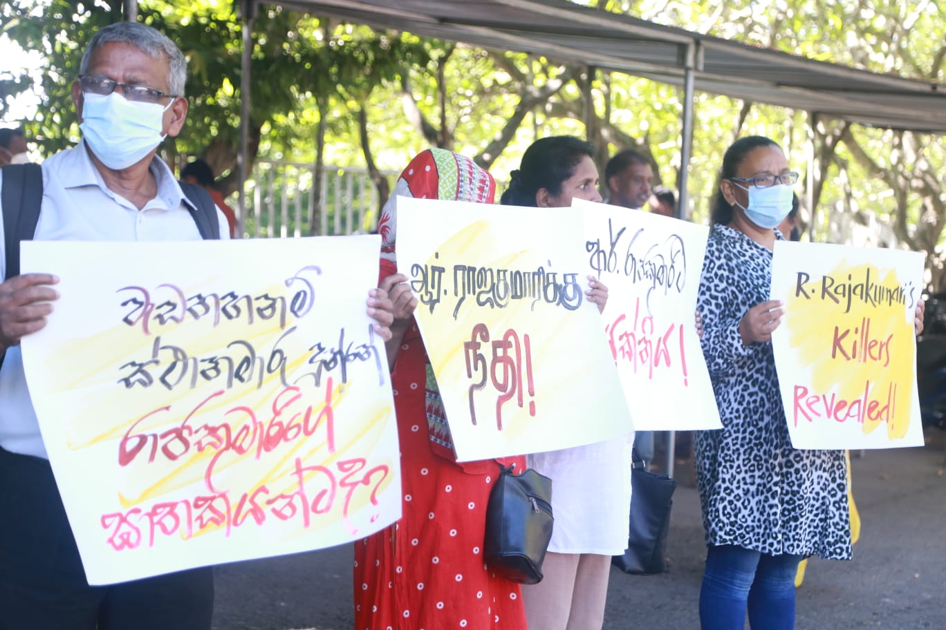 රාජ්කුමාරිගේ ඝාතකයන් වහා හෙළි කරන්නැයි විරෝධතාකරුවෝ ආණ්ඩුවට බල කරති රාජ්කුමාරිගේ ඝාතකයන් වහා හෙළි කරන්නැයි විරෝධතාකරුවෝ ආණ්ඩුවට බල කරති