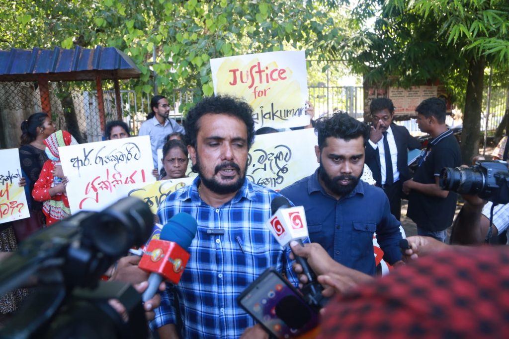 රාජ්කුමාරිගේ ඝාතකයන් වහා හෙළි කරන්නැයි විරෝධතාකරුවෝ ආණ්ඩුවට බල කරති රාජ්කුමාරිගේ ඝාතකයන් වහා හෙළි කරන්නැයි විරෝධතාකරුවෝ ආණ්ඩුවට බල කරති