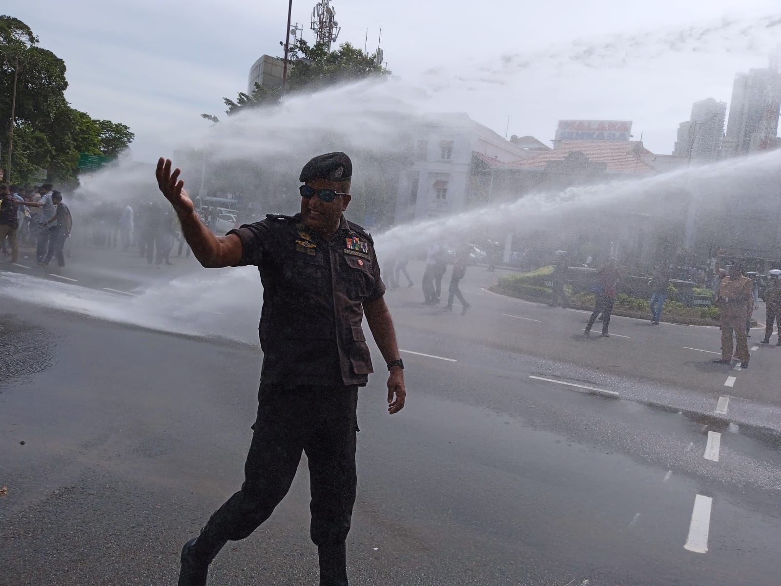 කැලුම් -දිල්ෂාන් නිදහස් කරන්නැයි ඉල්ලු අන්තරයට ජල ප්‍රහාර