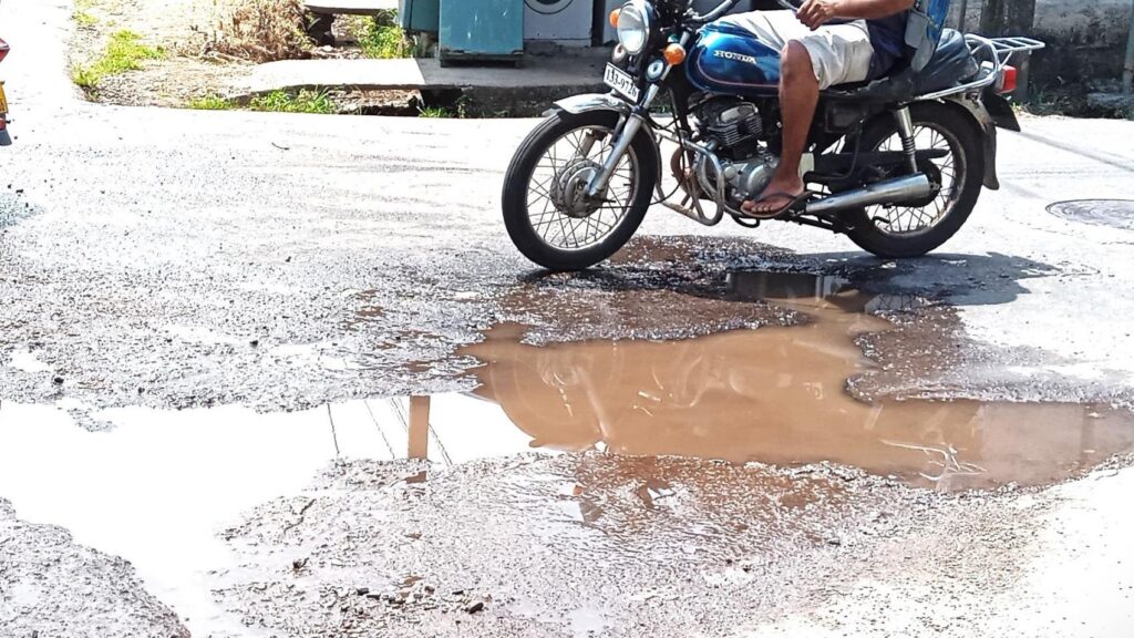 කැස්බෑව පොලිසිය මහජනයාට බොරු නඩු ඇටවිම් , අල්ලස් ගැනීම් ,කාන්තාවන්ට ලිංගික හිරිහැර කිරීම් වලට අමතරව උන් නාන වතුර පවා මජනයාට ගෙන දෙන්නේ පීඩාවකි කැස්බෑව පොලිසිය මහජනයාට බොරු නඩු ඇටවිම් , අල්ලස් ගැනීම් ,කාන්තාවන්ට ලිංගික හිරිහැර කිරීම් වලට අමතරව උන් නාන වතුර පවා මජනයාට ගෙන දෙන්නේ පීඩාවකි