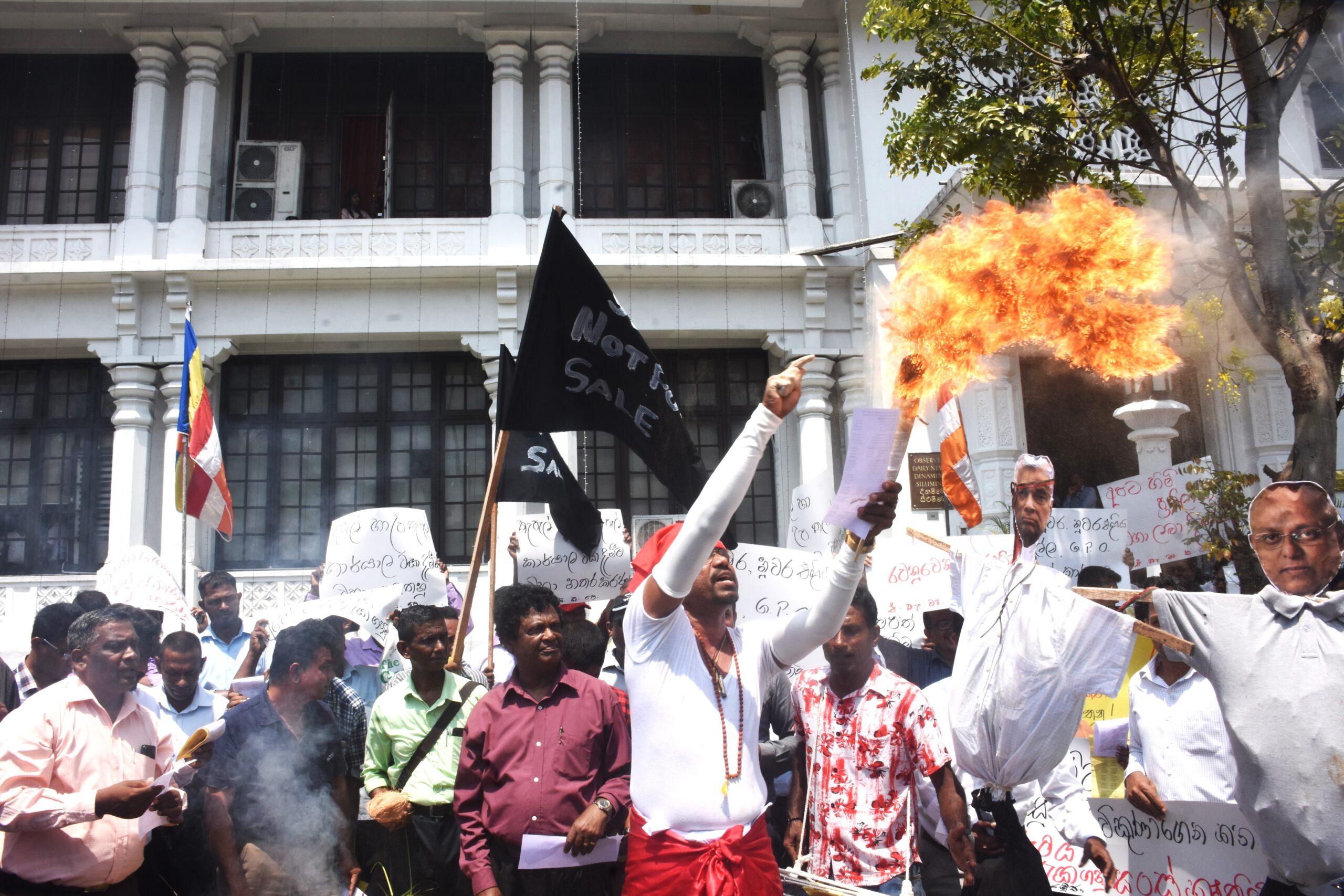 රාජ්‍ය ආයතන විකිණීම නතර කර දෙන්නැයි වෘත්තීය සමිති නායකයෝ කතරගම දේවියන් සහ කාලි මැණියන්ගෙන් ඉල්ලති