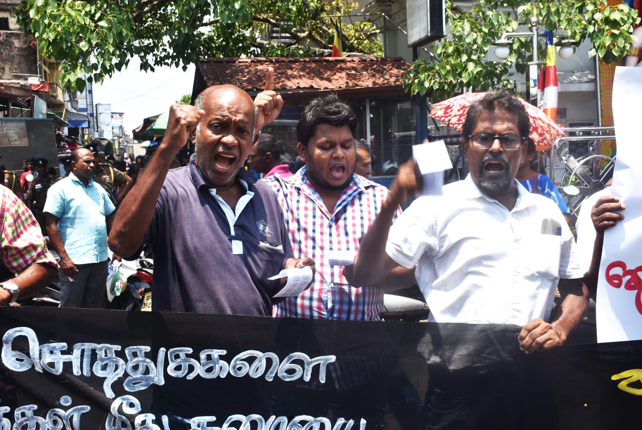 අත්අඩංගුවට ගත් අරගලකරුවන් වහා නිදහස් කරන්නැයි උද්ඝෝෂකයෝ ඉල්ලති