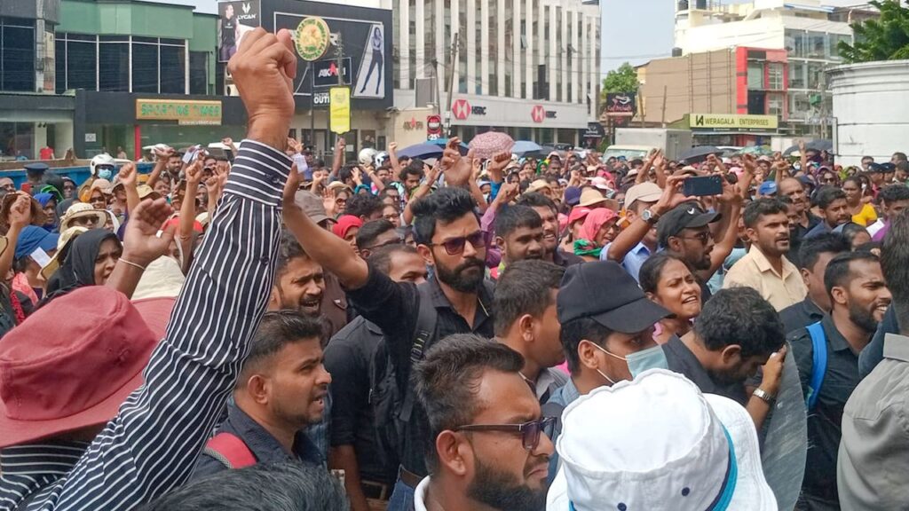 අත්අඩංගුවට ගත් පාසල් සංවර්ධන නිලධාරීහු ඇප මත නිදහස් කෙරෙති අත්අඩංගුවට ගත් පාසල් සංවර්ධන නිලධාරීහු ඇප මත නිදහස් කෙරෙති