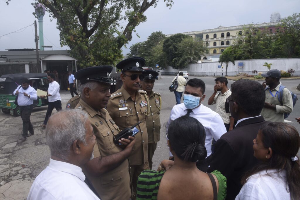 තරුණයන් ඝාතනය කළ පොලිස් නිලධාරීන්ට දැන් චුන්, අධිකරණයේදී මේවා අපරාධ කියලා ඉතා පහසුවෙන් ඔප්පු කළ හැකියි - නීතිඥ සේනක පෙරේරා තරුණයන් ඝාතනය කළ පොලිස් නිලධාරීන්ට දැන් චුන්, අධිකරණයේදී මේවා අපරාධ කියලා ඉතා පහසුවෙන් ඔප්පු කළ හැකියි - නීතිඥ සේනක පෙරේරා