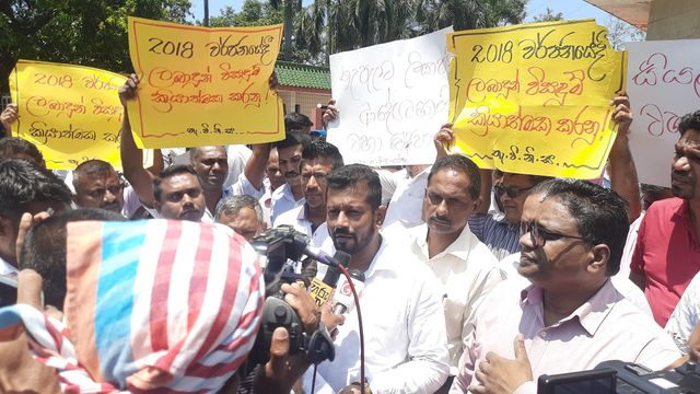ආණ්ඩුවට අපහසුතාවයට පත් කරන්නේ කණ්ඩායම් තුනක් - ජනමාධ්ය හා සෞඛ්ය ඇමති නලින් ද ජයතිස්ස ආණ්ඩුවට අපහසුතාවයට පත් කරන්නේ කණ්ඩායම් තුනක් - ජනමාධ්ය හා සෞඛ්ය ඇමති නලින් ද ජයතිස්ස