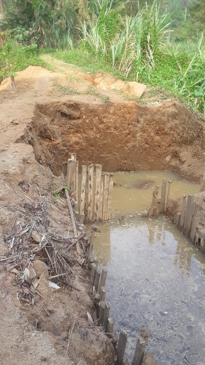 ඇහැළියගොඩ පාරක් මැද පතල් කපලා - බලධාරීන් ද සම්බන්ධ බවට ප්රදේශවාසීහු චෝදනා කරති ඇහැළියගොඩ පාරක් මැද පතල් කපලා - බලධාරීන් ද සම්බන්ධ බවට ප්රදේශවාසීහු චෝදනා කරති