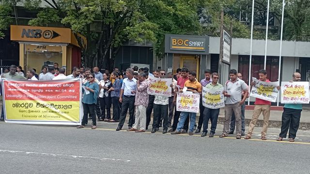 ආණ්ඩුවට අපහසුතාවයට පත් කරන්නේ කණ්ඩායම් තුනක් - ජනමාධ්ය හා සෞඛ්ය ඇමති නලින් ද ජයතිස්ස ආණ්ඩුවට අපහසුතාවයට පත් කරන්නේ කණ්ඩායම් තුනක් - ජනමාධ්ය හා සෞඛ්ය ඇමති නලින් ද ජයතිස්ස