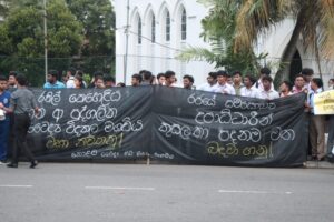 වෛද්‍ය උපාධි කඩ වසා දමන්නැයි සහ සම සෞඛ්‍ය උපාධිධාරීන් කුසලතා මත බදවා ගන්නැයි වෛද්‍ය ශිෂ්‍යයෝ ආණ්ඩුවට බල කරති.