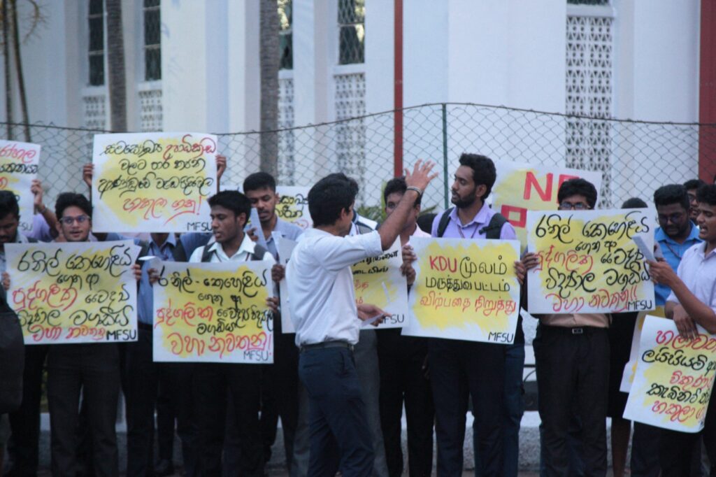 වෛද්ය උපාධි කඩ වසා දමන්නැයි සහ සම සෞඛ්ය උපාධිධාරීන් කුසලතා මත බදවා ගන්නැයි වෛද්ය ශිෂ්යයෝ ආණ්ඩුවට බල කරති. වෛද්ය උපාධි කඩ වසා දමන්නැයි සහ සම සෞඛ්ය උපාධිධාරීන් කුසලතා මත බදවා ගන්නැයි වෛද්ය ශිෂ්යයෝ ආණ්ඩුවට බල කරති.